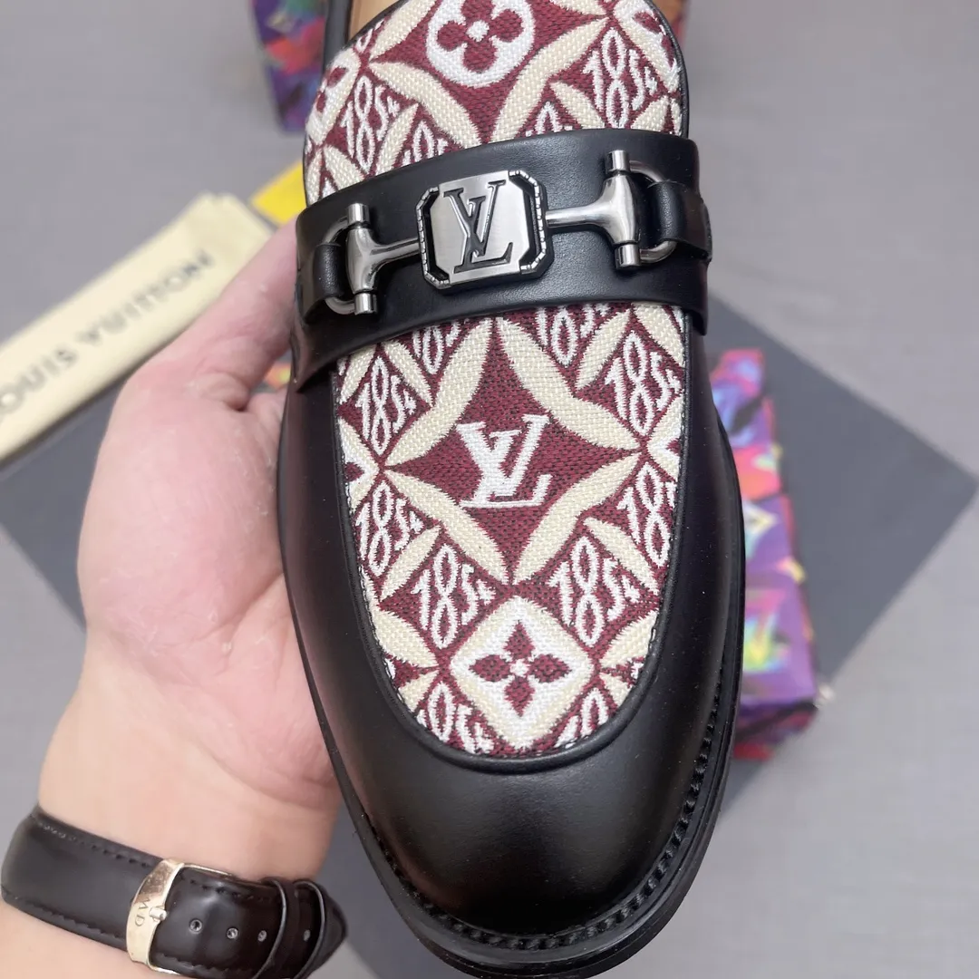 p440【LV】《Lv leather shoes are a must-have for trendy men. 👟Strong European fashion atmosphere. Generous shoe last. High-end quality. Fully imported first-layer cowhide. Sheepskin lining. Comfortable on the feet. Lightweight rubber outsole is thick and comfortable. 👍👍Its unique talent lies in its unremitting pursuit of innovation. 0️⃣0️⃣2️⃣ Code number 39 to 44 (Can be customized for 38.45) No. 0117